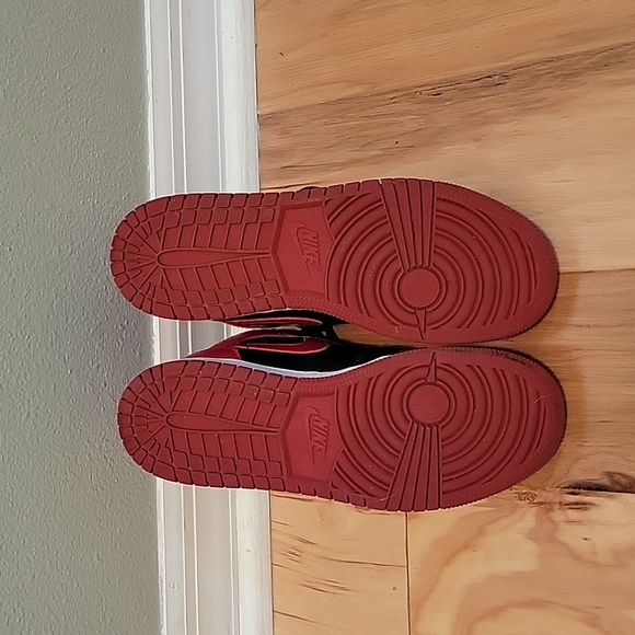 Nike Jordan 1, mid, bred colorway - Picture 3 of 4